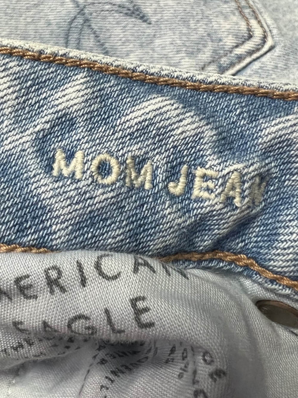 👖|•AMERICAN EAGLE•| High Rise 'Mom Jean' Strigid Denim Size 4👖 - Picture 5 of 8